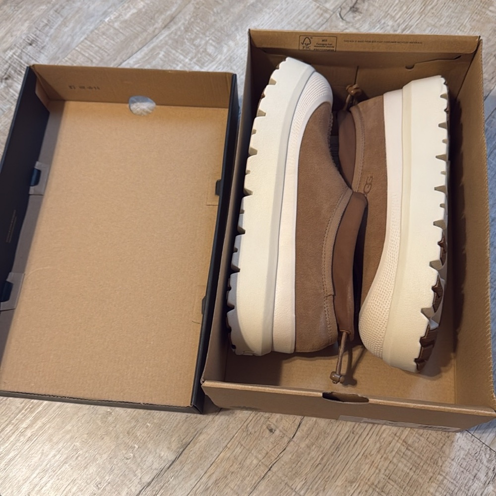 Men’s NWT unworn uggs - Picture 2 of 3